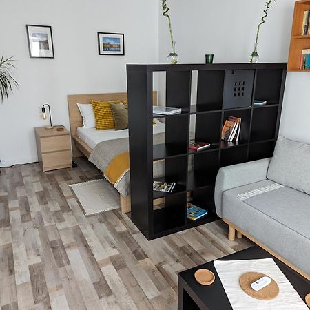 Sebastian Studio Apartment Bukares Bagian luar foto