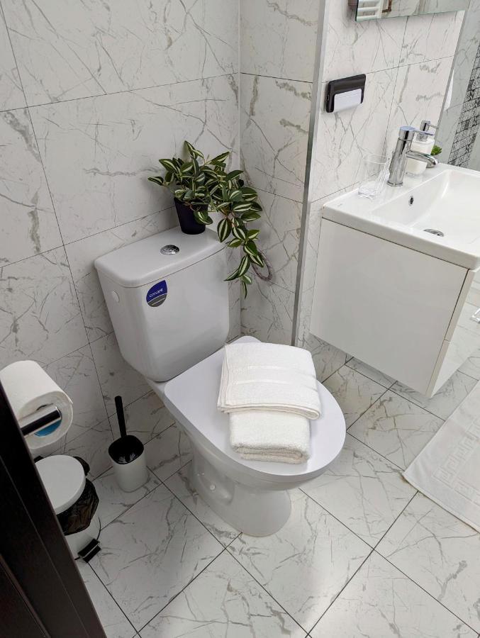 Sebastian Studio Apartment Bukares Bagian luar foto