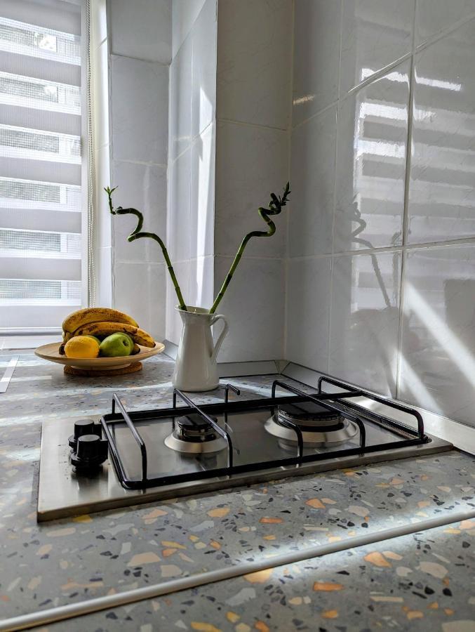 Sebastian Studio Apartment Bukares Bagian luar foto