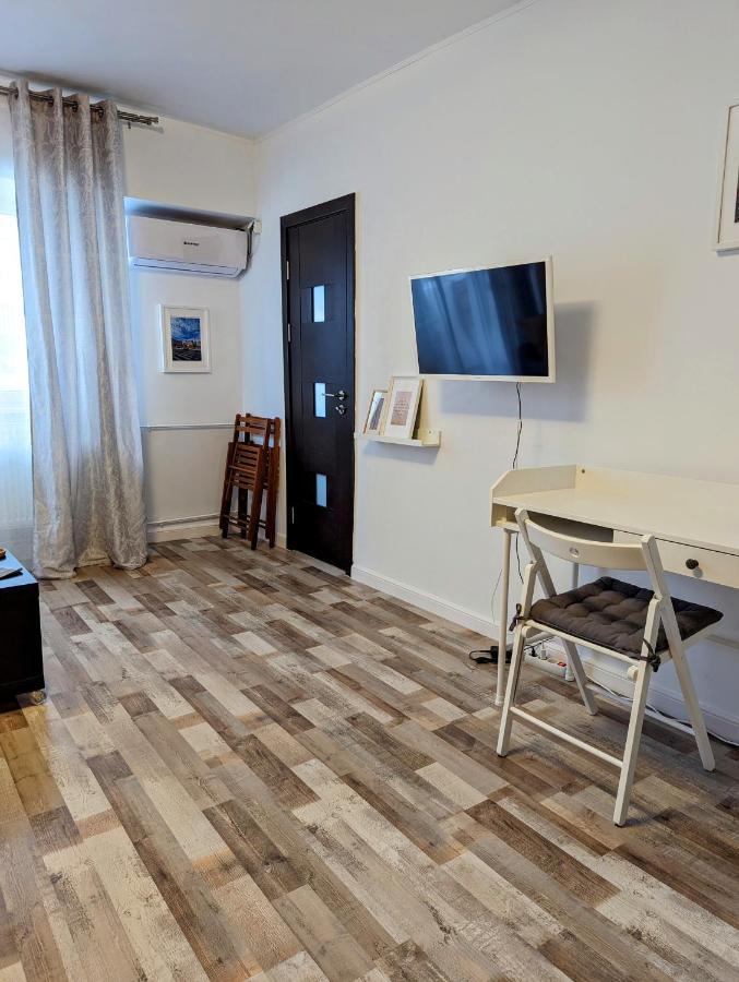 Sebastian Studio Apartment Bukares Bagian luar foto